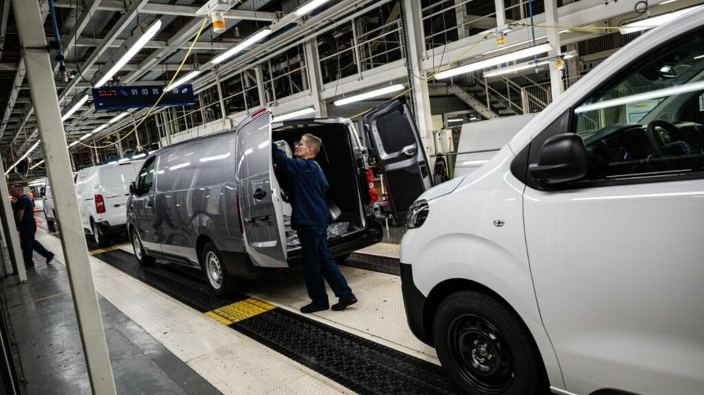 Reportage



  

  
  


      


      

      
        REPORTAGE. "C'est mathématique, il y aura 400 emplois de moins", craint une syndicaliste de l'usine Stellantis de Metz, avant la disparition des véhicules thermiques
                  Le PDG de Stellantis, Carlos Tavarez, se rend jeudi à Metz, où les salariés basculent progressivement sur des lignes de voitures hybrides. La chaîne historique pour véhicules essence s'arrêtera d'ici 2030.
