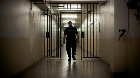 Prisons surpeuplées, violences, vétusté… Ce qu'il faut retenir du rapport annuel de la Contrôleuse générale des lieux de privation de liberté
              Dans son rapport d'activité 2022, Dominique Simonnot dresse un bilan détaillé de l'état des établissements pénitentiaires français.