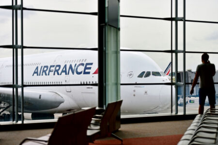 Réduire les vols et imposer des couvre-feux dans les aéroports français, exhortent les militants
