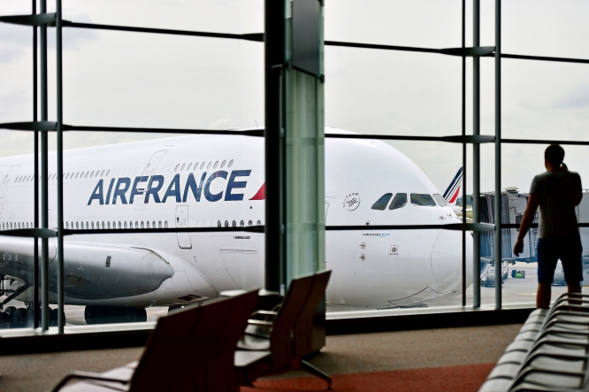 Réduire les vols et imposer des couvre-feux dans les aéroports français, exhortent les militants