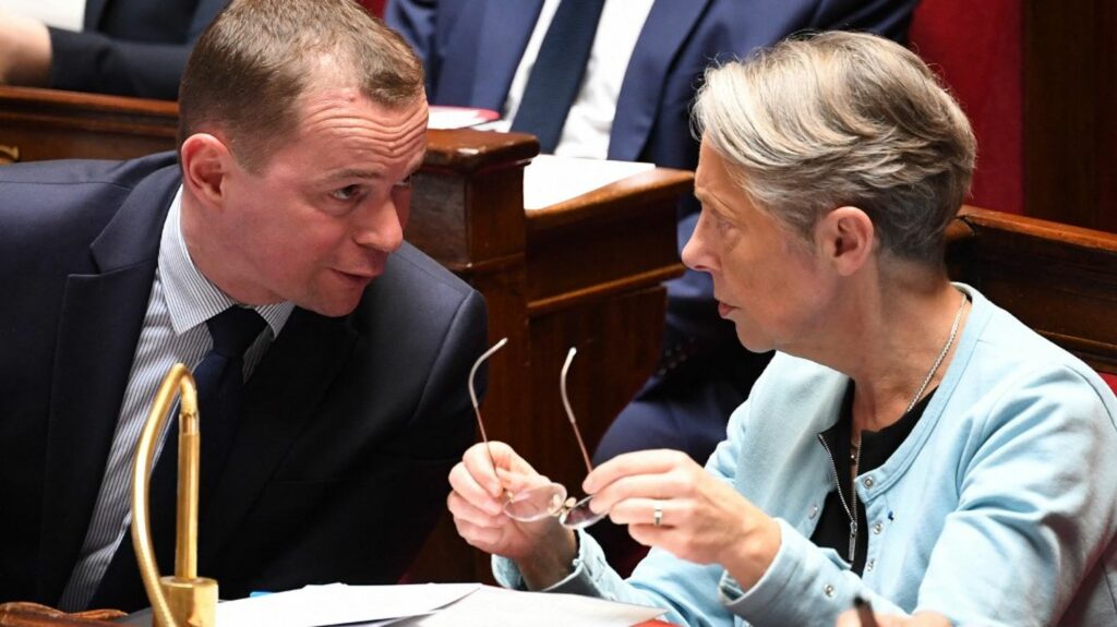 Réforme des retraites : vers une grande conférence sociale à l'initiative d'Elisabeth Borne ?
                  Tandis que les cinq syndicats représentatifs sont reçus tour à tour ce mardi et mercredi pour "renouer un dialogue apaisé et constructif", selon le gouvernement, la Première ministre laisse entendre qu'un autre rendez-vous pourrait déjà être pris.