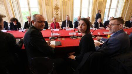 Réforme des retraites, conditions de travail, inflation... De quoi les syndicats et Elisabeth Borne vont-ils discuter à partir de ce mardi à Matignon ?
                  Les cinq syndicats représentatifs sont reçus tour à tour pour des échanges visant à "renouer un dialogue apaisé et constructif", selon le gouvernement.
