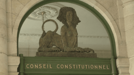 Réforme des retraites : le Conseil constitutionnel doit statuer sur un possible référendum d'initiative partagée
                  Nouvelle étape dans la réforme des retraites. Le Conseil constitutionnel doit statuer sur la validité d’une deuxième procédure de référendum d’initiative partagée (RIP). Le point sur la situation avec Anne Bourse, en duplex depuis le palais de l’Elysée.