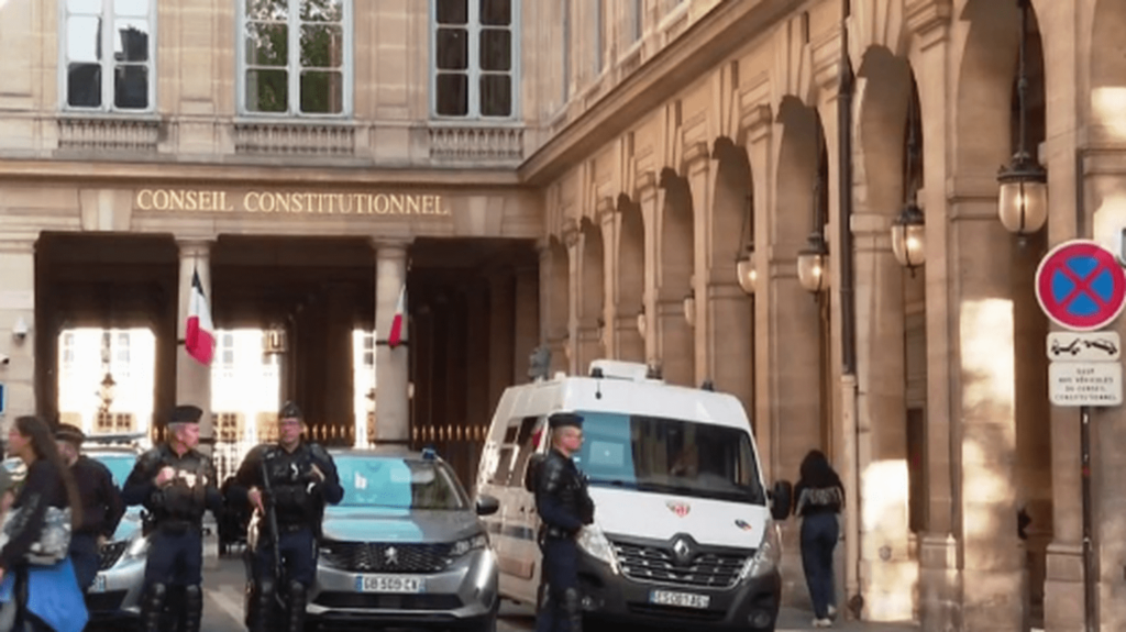 Réforme des retraites : le Conseil constitutionnel enterre l'hypothèse d'un référendum d'initiative partagée
                  Le Conseil constitutionnel a rejeté une seconde fois, mercredi 3 mai, l'idée d'un référendum d'initiative partagée sur la réforme des retraites, que l'opposition de gauche espérait. Cette dernière assure pour autant qu'elle s'attendait à cette décision. De nouvelles échéances sont à venir pour la mobilisation contre la réforme, dans la rue comme à l'Assemblée nationale.