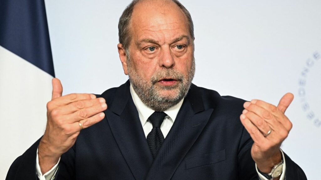Crime organisé : le statut de repenti à la française fera l'objet d'une réforme d'ici fin 2023, annonce le ministre de la Justice
              En vigueur depuis 2014, ce dispositif d'exception permet d'offrir à un membre du crime organisé, désormais repenti, une nouvelle identité, une protection policière, une aide financière et des exemptions ou des réductions de peine.