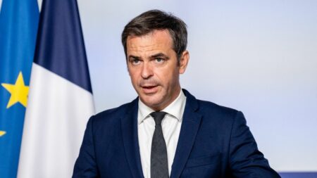 Retraites : la proposition de loi Liot visant à abroger la réforme "n'est pas constitutionnelle", insiste Olivier Véran
                  Le texte du groupe parlementaire Liot sera examiné par l'Assemblée le 8 juin. La majorité compte miser sur l'inconstitutionnalité de cette proposition de loi, ce qui est critiqué par les oppositions. Ces dernières "veulent dévoyer un outil constitutionnel pour faire de la politique", répond le porte-parole du gouvernement.