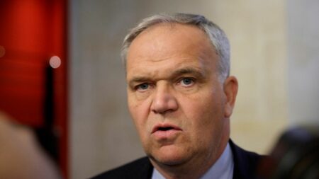 Saint-Brevin : la Commission des lois du Sénat attend des autorités locales "la vérité" sur ce qu'elles "ont fait ou n'ont pas fait"
                  "Nous ne sommes pas un tribunal, mais nous sommes là pour comprendre", indique ce jeudi le président de la Commission des lois du Sénat, au lendemain de l'audition du maire démissionnaire de Saint-Brevin.