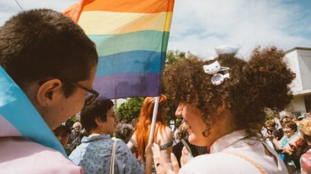 Saint-Étienne : après le chantage à la vidéo intime, "la deuxième marche des fiertés se fera sans la municipalité", annonce l'association Triangle Rose
                  L'association de défense des droits des personnes LGBT+, Triangle Rose, dénonce ce mercredi le "pinkwashing" de la municipalité de Saint-Etienne, une manière de se donner une image engagée pour les droits LGBT+ sans réellement y croire. Son président fait référence à l'affaire de chantage à la vidéo intime impliquant le maire.