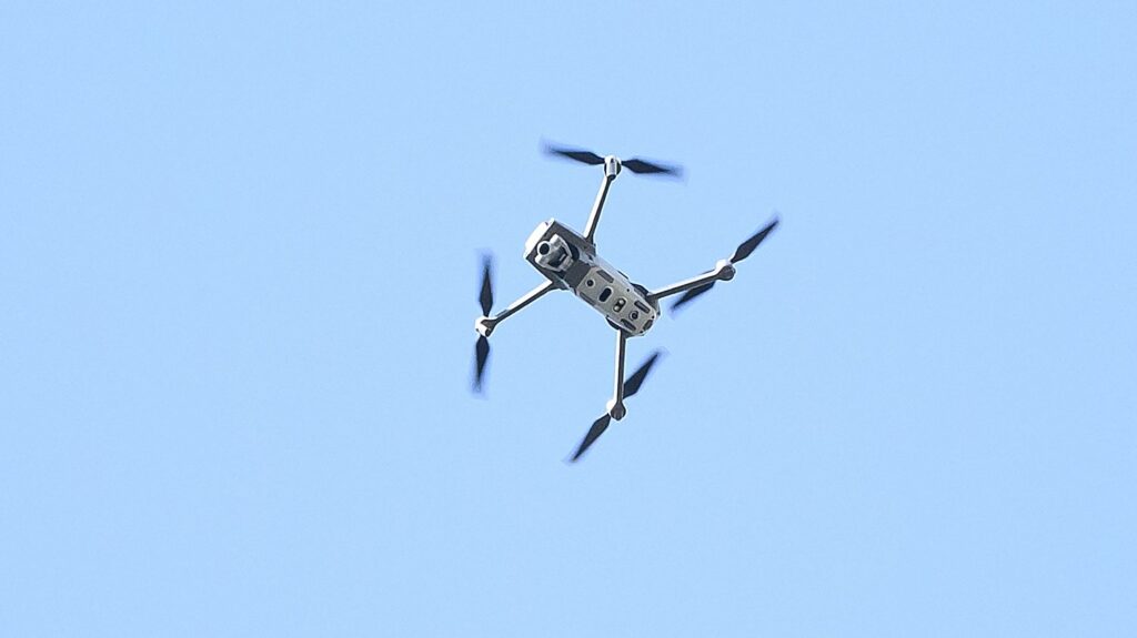 Eure : la justice suspend l’usage de drones pour surveiller une manifestation contre un projet autoroutier
              L'utilisation controversée de drones pour surveiller la protestation contre un projet autoroutier avait été autorisée par la préfecture, une décision suspendue par le tribunal administratif de Rouen.