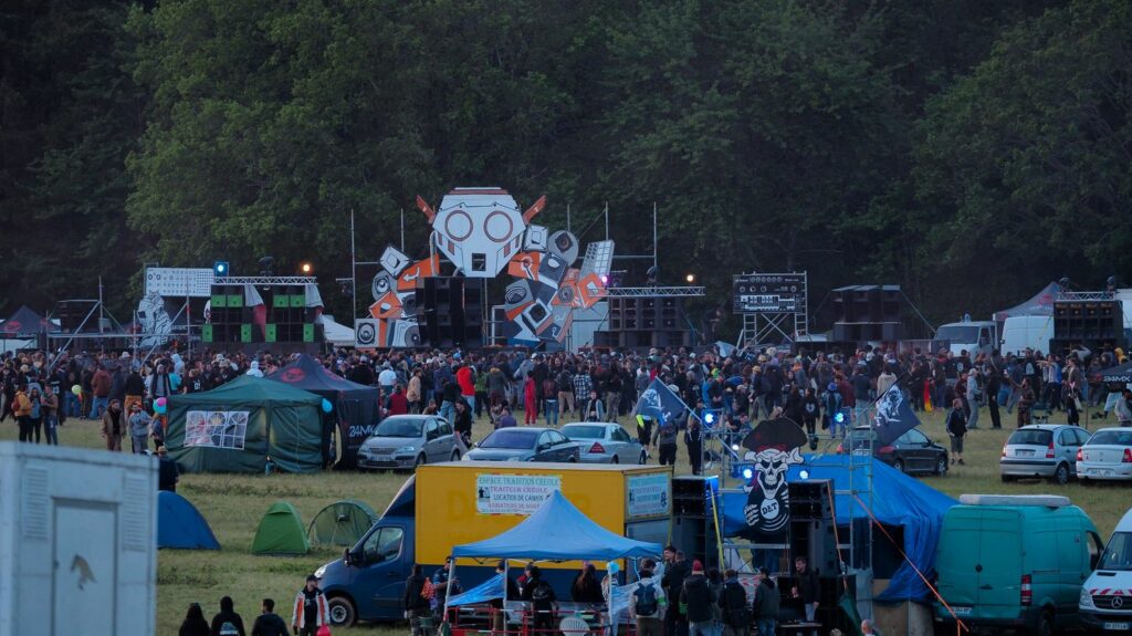 Teknival dans l'Indre : un homme de 40 ans gravement blessé, 30 000 personnes déjà sur place
              Le Teknival a lieu depuis ce jeudi à Villegongis dans l'Indre. La préfecture attend près de 40 000 personnes rien que ce vendredi. Sur place, un homme a été gravement blessé.