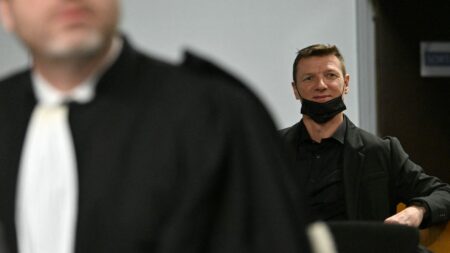 Football : l'ancien international Tony Vairelles jugé en appel pour violences avec arme
                  L'ancien footballeur comparaît devant la cour d'appel de Nancy, mardi, un an après avoir été condamné avec trois de ses frères pour violences contre des vigiles à la sortie d'une discothèque.