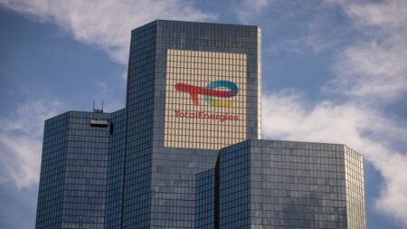TotalEnergies assigné pour inaction climatique : on vous résume la longue procédure judiciaire lancée contre le groupe pétrolier
              Une audience a lieu mercredi au tribunal judiciaire de Paris. Une nouvelle étape dans cette action en justice menée depuis janvier 2020 par 16 collectivités territoriales et six associations contre le groupe pétrolier. Et qui pourrait durer encore plusieurs années.