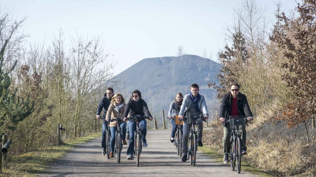 Transports : le gouvernement débloque 2 milliards pour l'achat de vélos
                  La Première ministre Elisabeth Borne a présenté, ce vendredi matin, le plan du gouvernement pour développer le vélo comme moyen de transport du quotidien, avec une enveloppe de 2 milliards d’euros. Le point sur le plateau du 12/13 avec Julien Cholin.