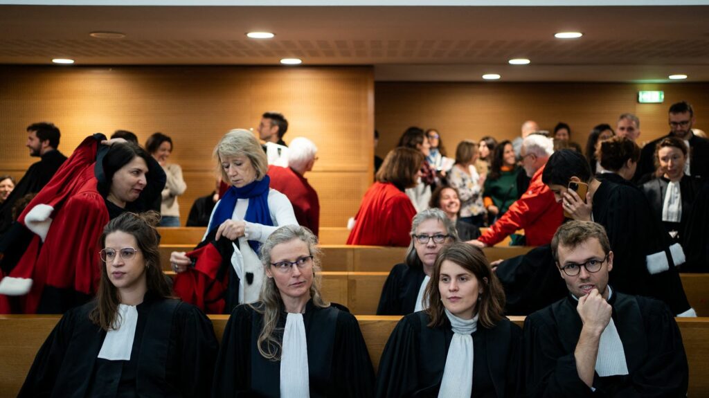 Justice : un "comité d'usagers" mis en place au tribunal de grande instance de Lyon, une première en France
                  À l'image de ce qui existe dans les hôpitaux, des justiciables vont avoir leur mot à dire sur le fonctionnement de l'institution.