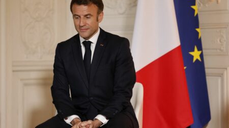 Guerre en Ukraine, impôts, retraites... Ce qu'il faut retenir de l'interview d'Emmanuel Macron sur TF1
                  Le chef de l'Etat a notamment annoncé lundi soir l'ouverture de discussions pour former des pilotes de chasse ukrainiens, ainsi qu'une baisse d'impôts de 2 milliards d'euros au profit des classes moyennes d'ici la fin de son quinquennat.