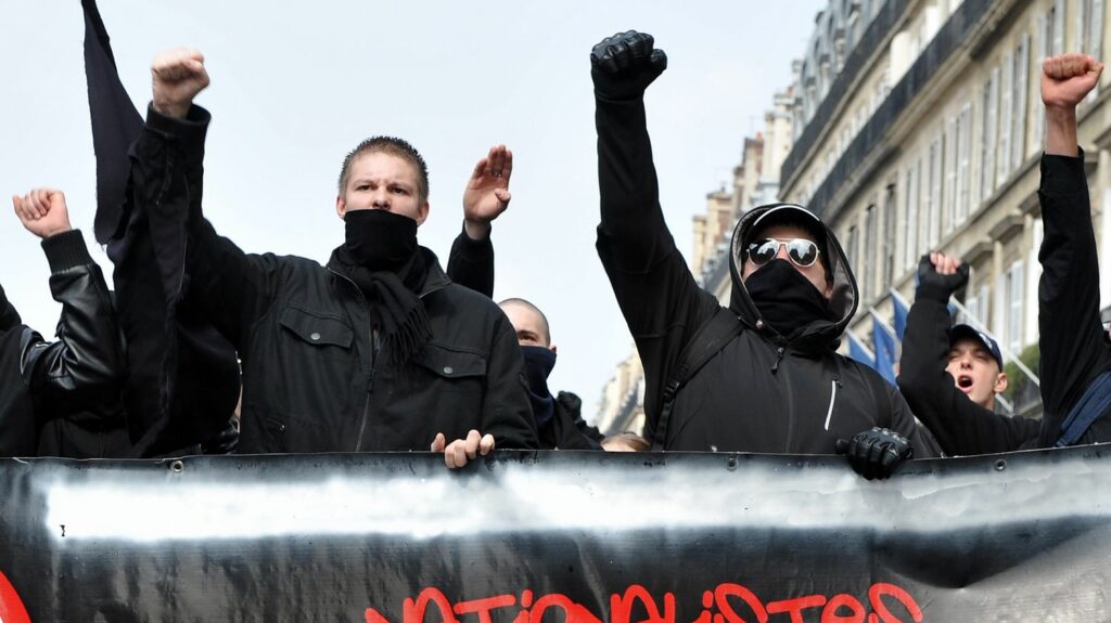 Maniements d'explosifs, entraînements militaires, Jean-Luc Mélenchon visé... Pour la première fois, quatre membres de l'ultradroite seront jugés en juin aux assises des mineurs
                  Les précédents dossiers ont été jugés ces dernières années par le tribunal correctionnel : il s'agit donc d'une première dans un dossier d'ultradroite.