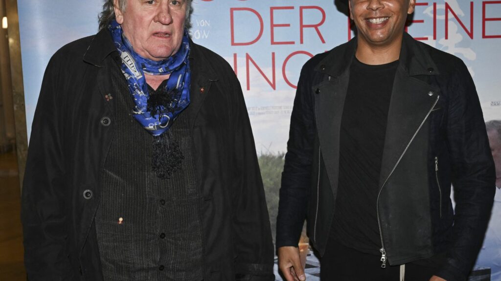 Gérard Depardieu écarté de la promotion de son dernier film à l'affiche "Umami"
                  Le producteur et le distributeur du prochain film avec Gérard Depardieu a décidé de ne pas associer le comédien à la promotion du long-métrage. L'acteur est accusé de violences sexistes et sexuelles par plusieurs femmes.