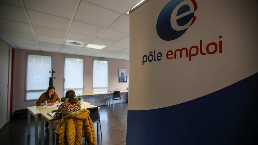 Vrai ou fake



  

  
  


      


      

      
        VRAI OU FAKE. La France compte-t-elle "5,1 millions de personnes ayant besoin d'un emploi", comme l'affirme François Ruffin ?
                  Pour le député LFI, "il n'y a pas 2,2 millions de chômeurs, comme se vante le gouvernement". Il cite pour cela un rapport du Haut-Commissaire à l'emploi, dont la méthode de calcul est critiquée par des spécialistes.