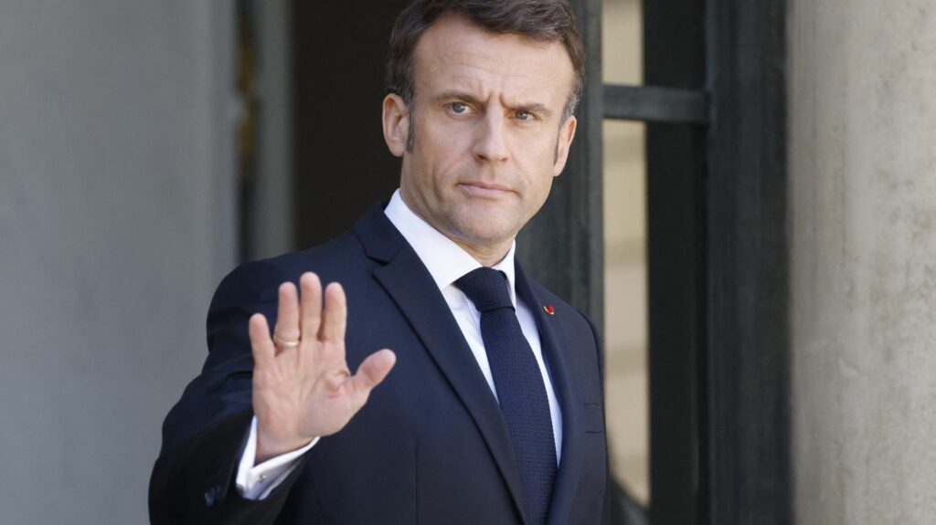 Violences : Emmanuel Macron appelle à être "intraitable sur le fond" pour contrer un "processus de décivilisation"
                  Le président de la République s'exprimait en Conseil des ministres, mercredi. L'Elysée dément tout emprunt à Renaud Camus, théoricien du "grand remplacement" et auteur d'un livre intitulé "Décivilisation".