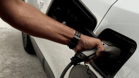 Automobile : une voiture électrique à 100 euros par mois, est-ce possible ?
                  Élisabeth Borne a confirmé le lancement, cet automne, d’une offre de location de voiture électrique avec option d’achat à 100 euros par mois. L’offre sera sous conditions de ressources. Est-ce réaliste ?
