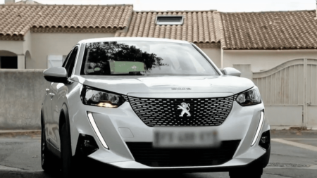 Une voiture électrique à 100 euros par mois : ce qu'il faut savoir de la promesse du gouvernement
                  C’était une promesse d’Emmanuel Macron, confirmée jeudi par Élisabeth Borne : certains foyers pourront déposer une demande pour posséder une véhicule électrique à tarif préférentiel.