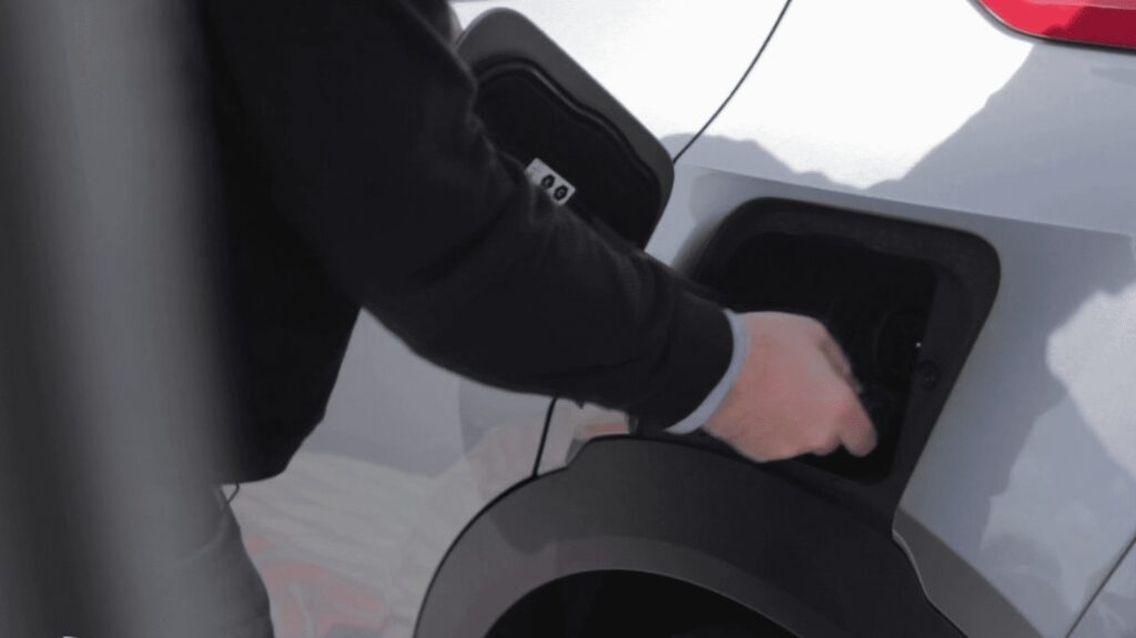 Voiture électrique : on a testé un départ en vacances sans une goutte d'essence
                  Si les voitures électriques représentent désormais 11,7% des ventes de véhicules neufs en France, il reste parfois compliqué de faire un long trajet sereinement, et notamment de trouver des bornes de recharge.