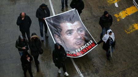 "Défaillances" à la prison d'Arles, "mansuétudes" envers l'agresseur… Ce qu'il faut retenir du rapport d'enquête parlementaire sur la mort d'Yvan Colonna
              Le rapport met notamment en parallèle la "sévérité" du traitement carcéral imposé à Yvan Colonna et les négligences de la maison centrale d'Arles dont a bénéficié son agresseur, Franck Elong Abé, ancien combattant du jihad en Afghanistan.