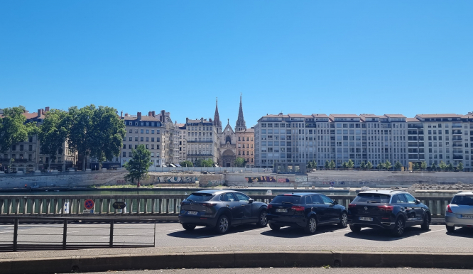 Première française alors que la ville impose des frais de stationnement liés au poids de la voiture