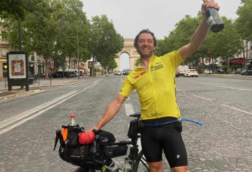 Un Britannique parcourt le parcours du Tour de France 1951 pour la charité à la mémoire de son père