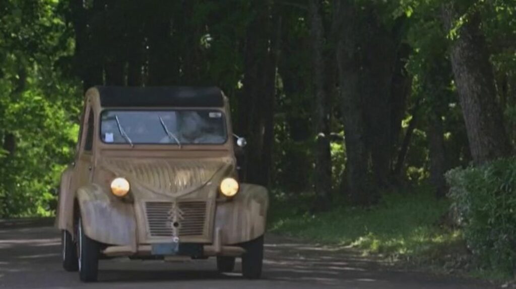 Automobile : une 2CV en bois vendue 210 000 euros aux enchères
              À Montbazon, en Indre-et-Loire, une 2CV qui a été fabriquée entièrement en bois a été vendue aux enchères pour la modique somme de 210 000 euros, dimanche 4 juin.