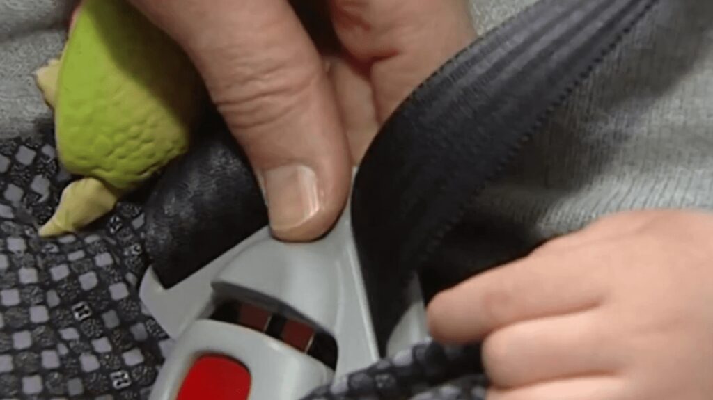 Automobile : la ceinture de sécurité fête ses 50 ans
              Mettre sa ceinture en voiture est obligatoire depuis 50 ans. Pourtant, près d'une personne tuée en voiture sur 4 ne la portait pas. La sécurité routière lance une campagne de rappel nécessaire.