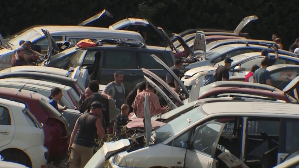 Automobile : dans une casse du Loir-et-Cher, toutes les pièces sont à 15 euros
              Alors que l'inflation sévit, une casse dans le Loir-et-Cher propose de très nombreuses pièces automobiles pour un prix unique de 15 euros. Une aubaine pour les bricoleurs et les professionnels venus dénicher de bonnes affaires.