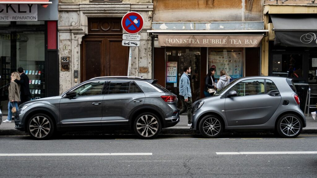 Automobile : le seuil d'application du malus sur les voitures lourdes "va être abaissé progressivement et sans doute dès 2024", annonce Clément Beaune
              Plus un véhicule est lourd, plus il contient de matériaux et plus il consomme d'énergie pour se déplacer, ce qui augmente ses émissions de CO2 et donc le réchauffement de la planète.