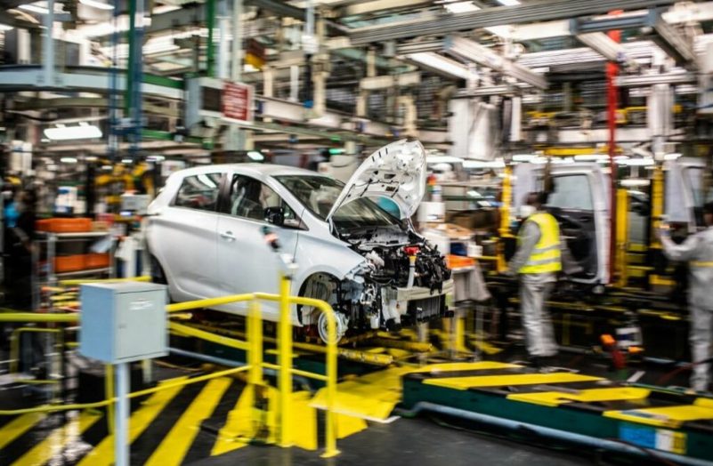 Automobile : la production de Zoé dans une usine des Yvelines suspendue à cause d'une pénurie de composants électroniques
              La production des voitures électriques de Renault dans l'usine de Flins va être interrompue pendant trois semaines au mois de juin et deux jours en juillet.