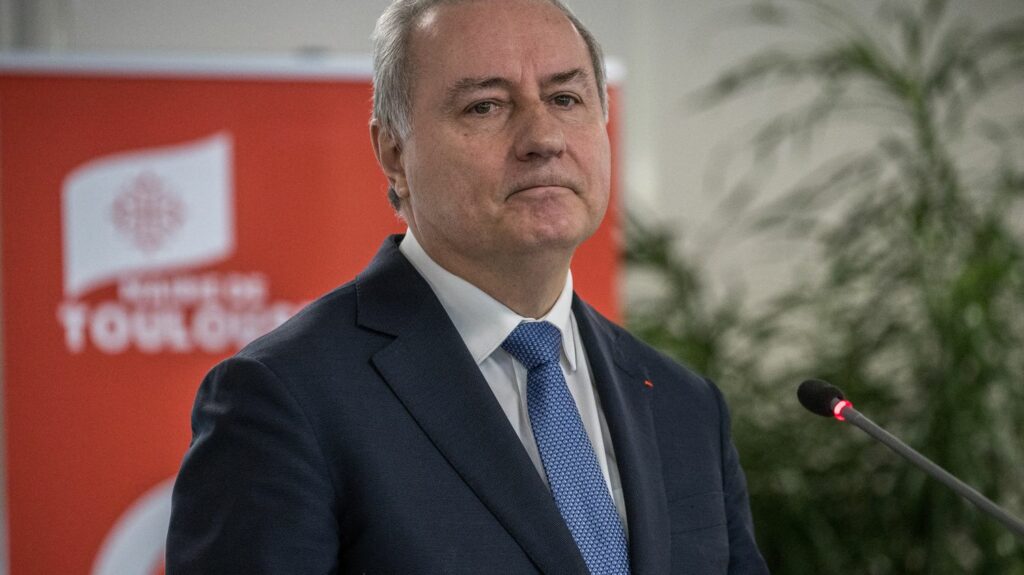 Toulouse : quatre personnes placées en détention provisoire pour l'agression du maire Jean-Luc Moudenc pendant la Fête de la musique
              Sept personnes sont soupçonnées d'avoir agressé plusieurs élus durant la soirée de la Fête de la musique, mercredi à Toulouse. Quatre d'entre elles ont été placées en détention provisoire ce vendredi, selon France Bleu Occitanie.
