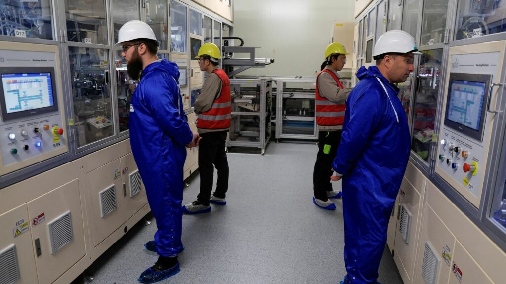 Hauts-de-France : à quoi ressemble le centre de formation nouvelle génération dédié aux métiers de la batterie électrique ?
                  Le "battery training center" vient de s'installer à Douvrin, dans les Hauts-de-France. Le centre de formation doit permettre aux ouvriers de l'automobile de se reconvertir dans les métiers de la batterie électrique.