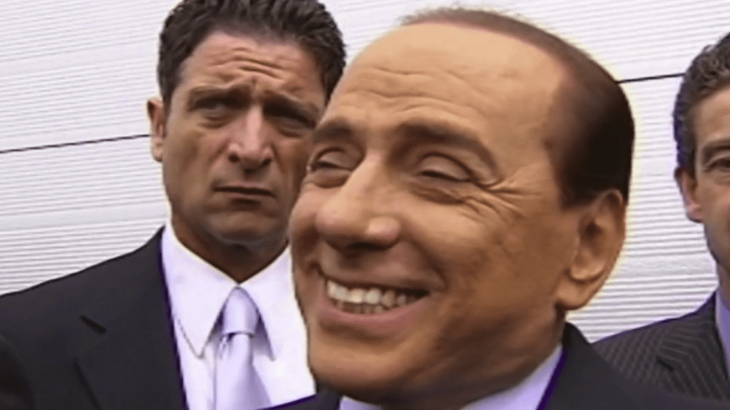 Italie : Silvio Berlusconi, une vie de gloire et de frasques
                  Silvio Berlusconi, décédé lundi 12 juin, aura marqué son époque. D'abord vendeur d’aspirateur, il devient star de l’immobilier, patron du Milan AC, et personnage influent de la politique italienne. Il a aussi été rattrapé par des polémiques et des scandales sexuels. Retour sur sa vie.