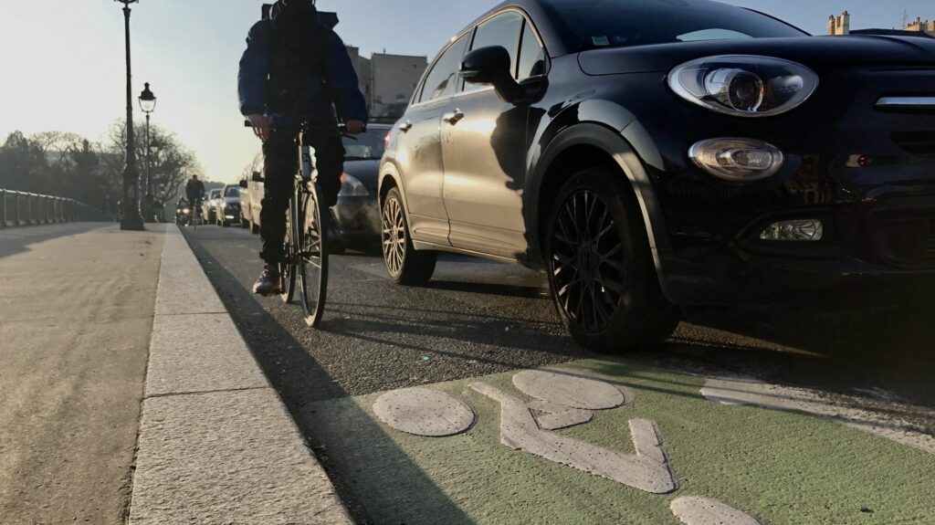 Paris : les grosses voitures vont payer le stationnement plus cher dès 2024
              Dans le viseur notamment, les SUV. A contrario, un "tarif solidaire" sera appliqué pour les familles nombreuses.