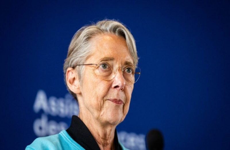 Permis à 17 ans, lutte contre le harcèlement scolaire, bourses... Ce qu'il faut retenir des annonces d'Elisabeth Borne pour la jeunesse
              La Première ministre a fait de nombreuses annonces à destination des plus jeunes lors d'une interview accordée à Brut, mardi après-midi. Elle compte notamment permettre aux jeunes de 17 ans de passer le permis et de conduire, dès janvier 2024.