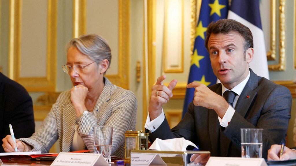 Les cotes de popularité d'Emmanuel Macron et d'Elisabeth Borne continuent de rebondir après deux mois de défiance
                  Désormais, 64% des Français ne font "pas du tout" confiance à Emmanuel Macron, soit un recul de 6 points selon une étude Elabe pour "Les Echos".