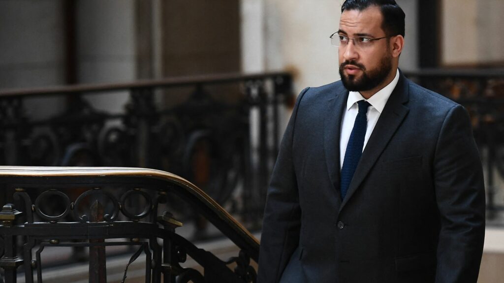 À son procès en appel, Alexandre Benalla joue la carte de la contrition mais conteste toute violence volontaire
                  Rejugé devant la Cour d'appel de Paris, dans l'affaire qui lui a coûté sa place chargé de mission à l'Elysée, Alexandre Benalla a fait amende honorable, et reconnu certains des faits qui lui sont reprochés.