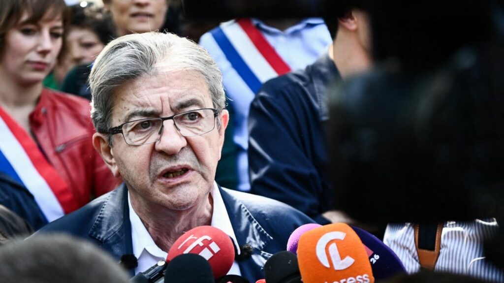 Réforme des retraites : "Ils n'ont pas gagné, et on n'a pas perdu" se dit la gauche, qui veut jouer les prolongations
              Dans les défilés de la 14e journée de mobilisation contre la réforme des retraites, mardi, les partis de la Nupes voulaient encore y croire. Et ont assuré que "le combat ne s'interrompra pas".