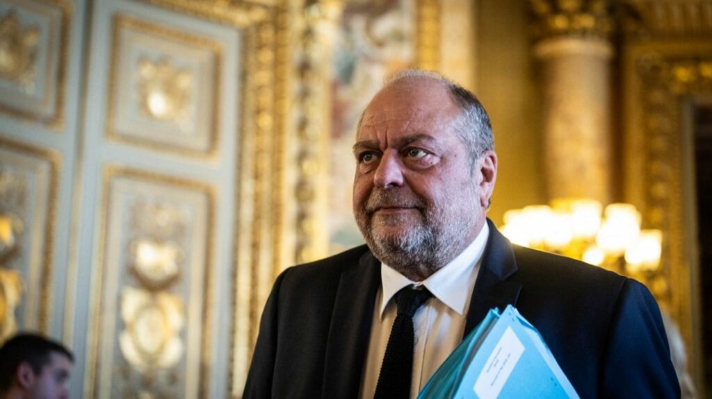 Le Sénat vote une "hausse inédite" du budget de la Justice et le recrutement de 1 500 magistrats d'ici à 2027
              L'effort budgétaire a été salué par les magistrats, mais ils restent dubitatifs quant à la promesse d'une amélioration rapide des délais de traitement des dossiers.