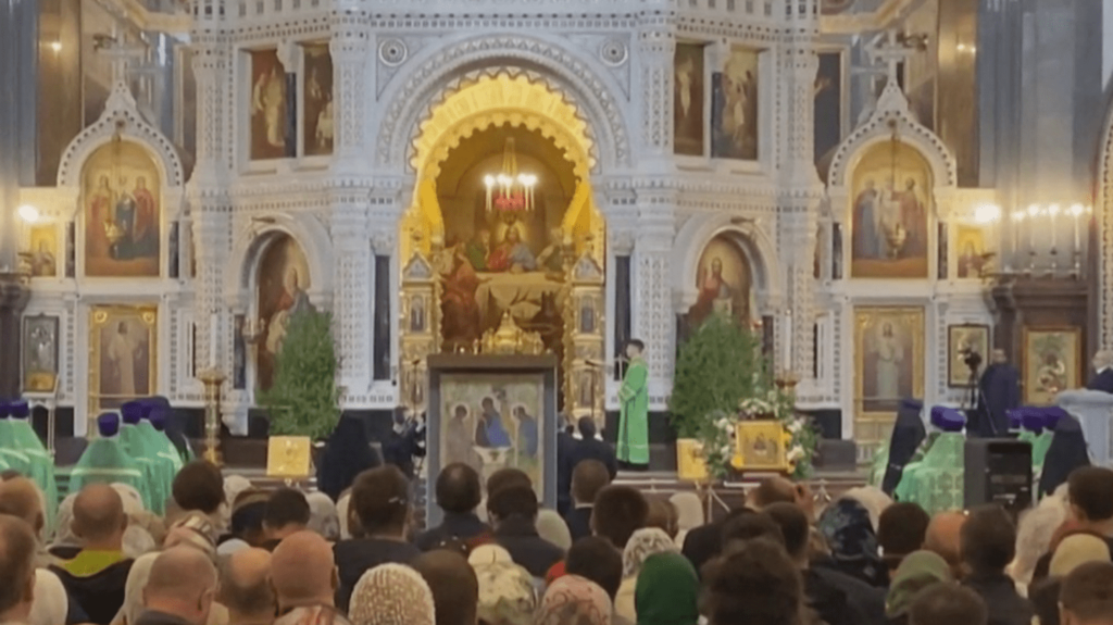 Eurozapping : à Moscou, la Trinité de Roublev attire de nombreux visiteurs
              Comme chaque jour, le JT du 23h fait un tour de l'actualité diffusée par les chaînes européennes de télévision. C'est l'Eurozapping du mardi 6 juin.