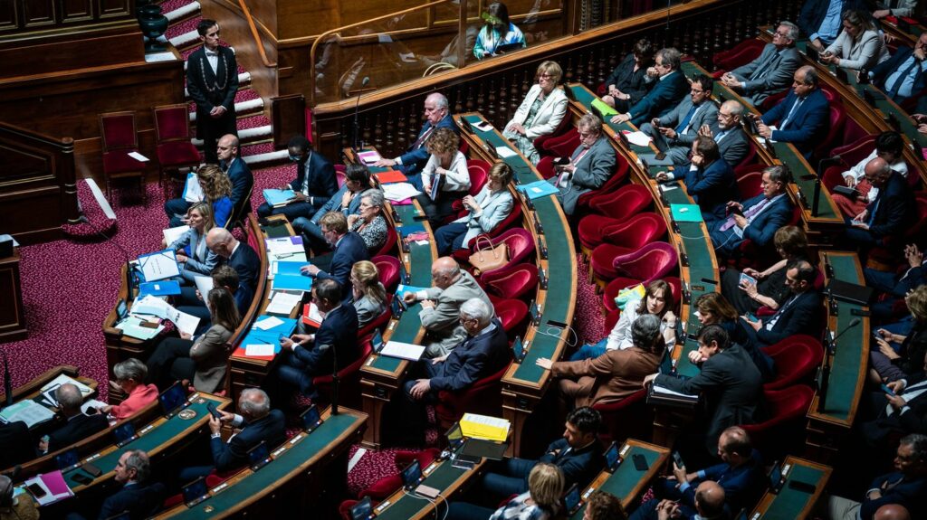 Le Sénat donne son feu vert à l’activation à distance des caméras ou micros des téléphones
              L'article 3 du projet de loi du garde des Sceaux Eric Dupond-Moretti est controversé et cristallise les inquiétudes de la gauche et d'associations.