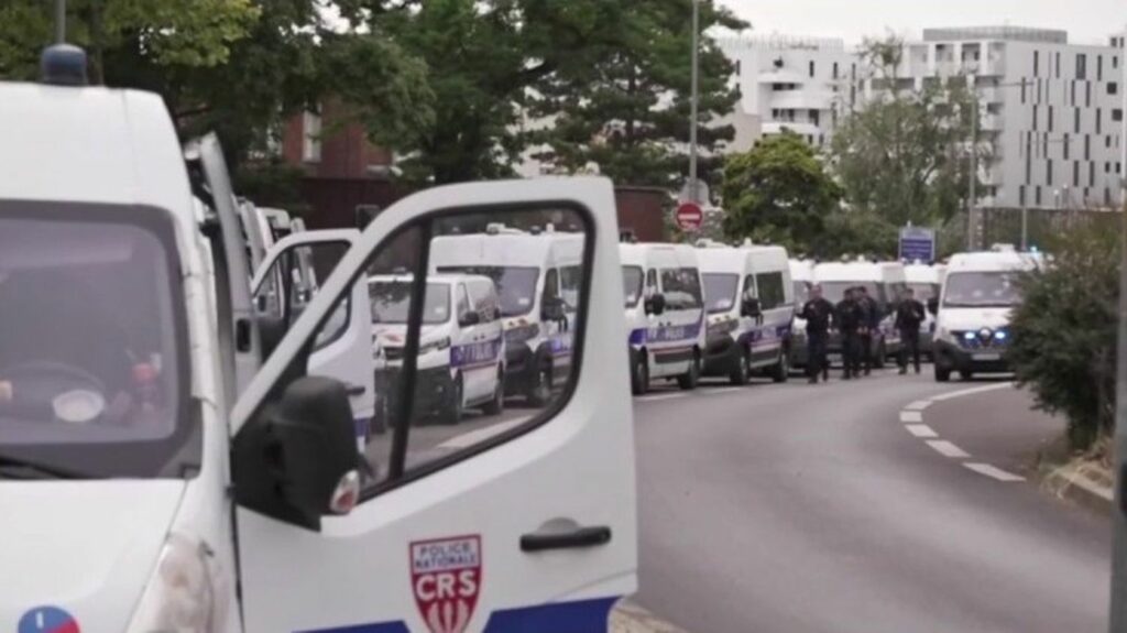 Adolescent tué à Nanterre : 40 000 gendarmes et policiers ont été déployés pour faire face aux violences
                  Les forces de l’ordre s’attendent à une nouvelle nuit de violence, jeudi 29 juin. 40 000 policiers et gendarmes ont été déployés sur le territoire, trois jours après la mort de Nahel, tué par un policier après un refus d’obtempérer.