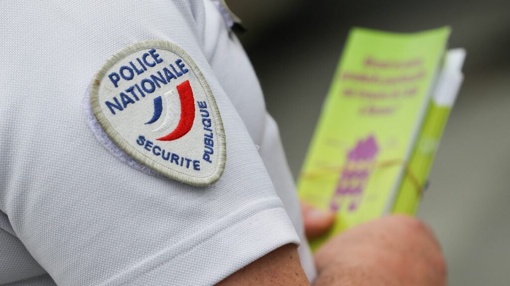 Amendes pour consommation de cannabis payées en carte bancaire ou liquide : "On va se transformer en agent de recouvrement du Trésor public", dénonce un syndicat de police
              En raison du faible taux de recouvrement, Emmanuel Macron a annoncé, dans un entretien à "La Provence", que les amendes pour possession ou consommation de cannabis "pourront être payées immédiatement", en carte bancaire ou en liquide.