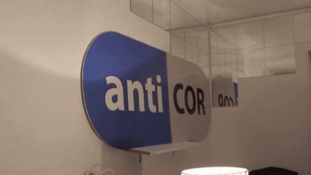 Justice : l’association Anticor perd son agrément
              L'association Anticor, qui lutte contre la corruption, a perdu son agrément. Que deviendront alors les procédures judiciaires en cours, dont certaines sont sensibles ? Anticor va faire appel de la décision.