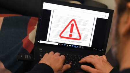 Arnaque à la fausse convocation pour pédopornographie : dix-neuf interpellations en France et en Belgique
              Dix-neuf personnes soupçonnées d'avoir usurpé l'identité de policiers, de gendarmes et de magistrats pour escroquer des internautes, ont été interpellées lundi en France et en Belgique. Des centaines de milliers de fausses convocations pour consultation d'images pédopornographiques ont été envoyées.