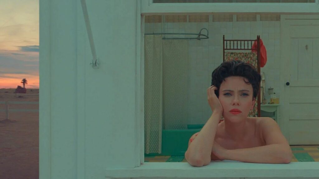 "Asteroid City" de Wes Anderson déroute jusqu'à l'exaspération avec un casting de stars
              Wes Anderson réunit une distribution incroyable dans un film sans queue ni tête revendiqué, un exercice de style à la Wes Anderson sur Wes Anderson.
